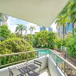 In The Tropics - Poolside Broadbeach Hideaway